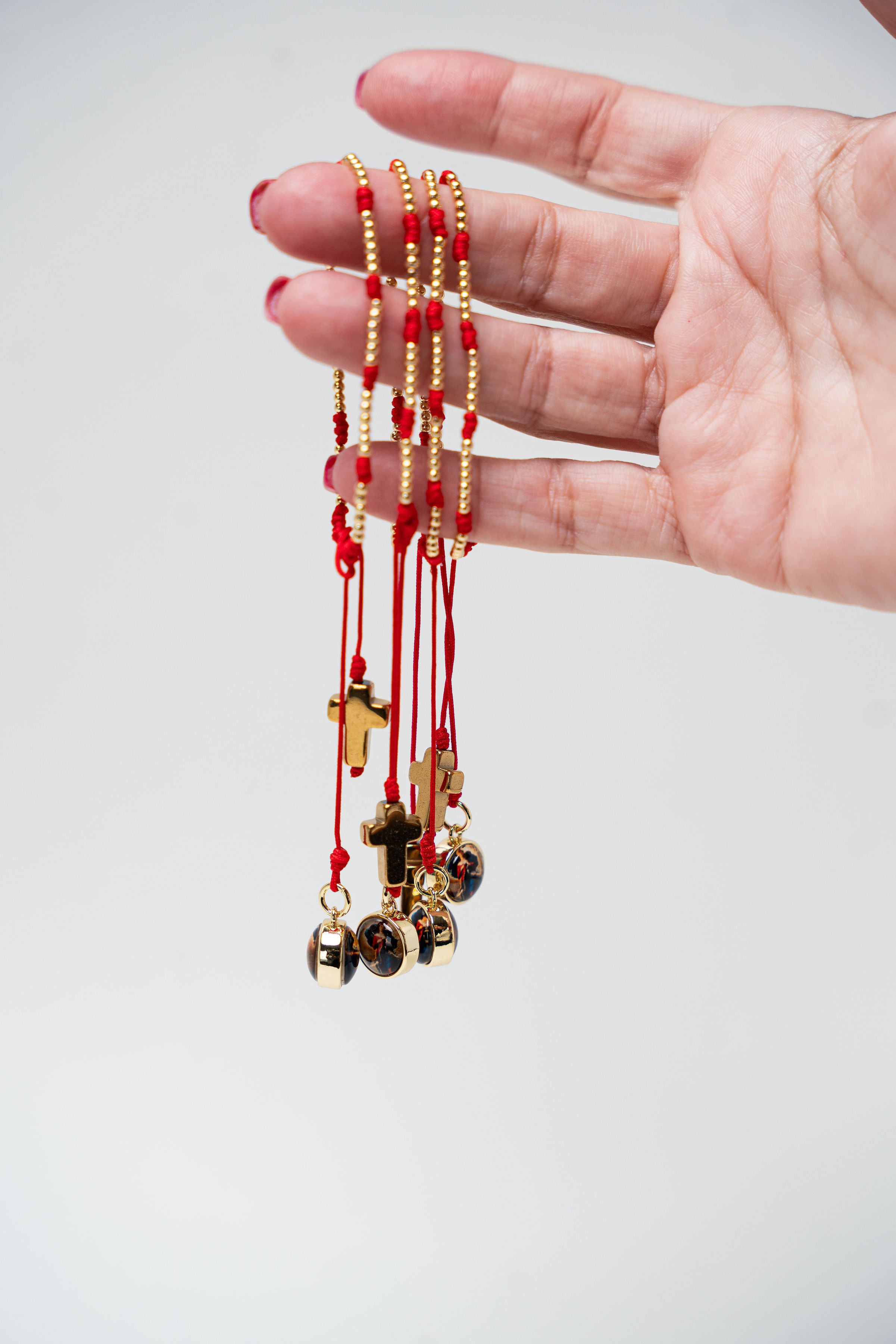 PULSERA DIJE DE COLORES FINITA UNA MEDALLA