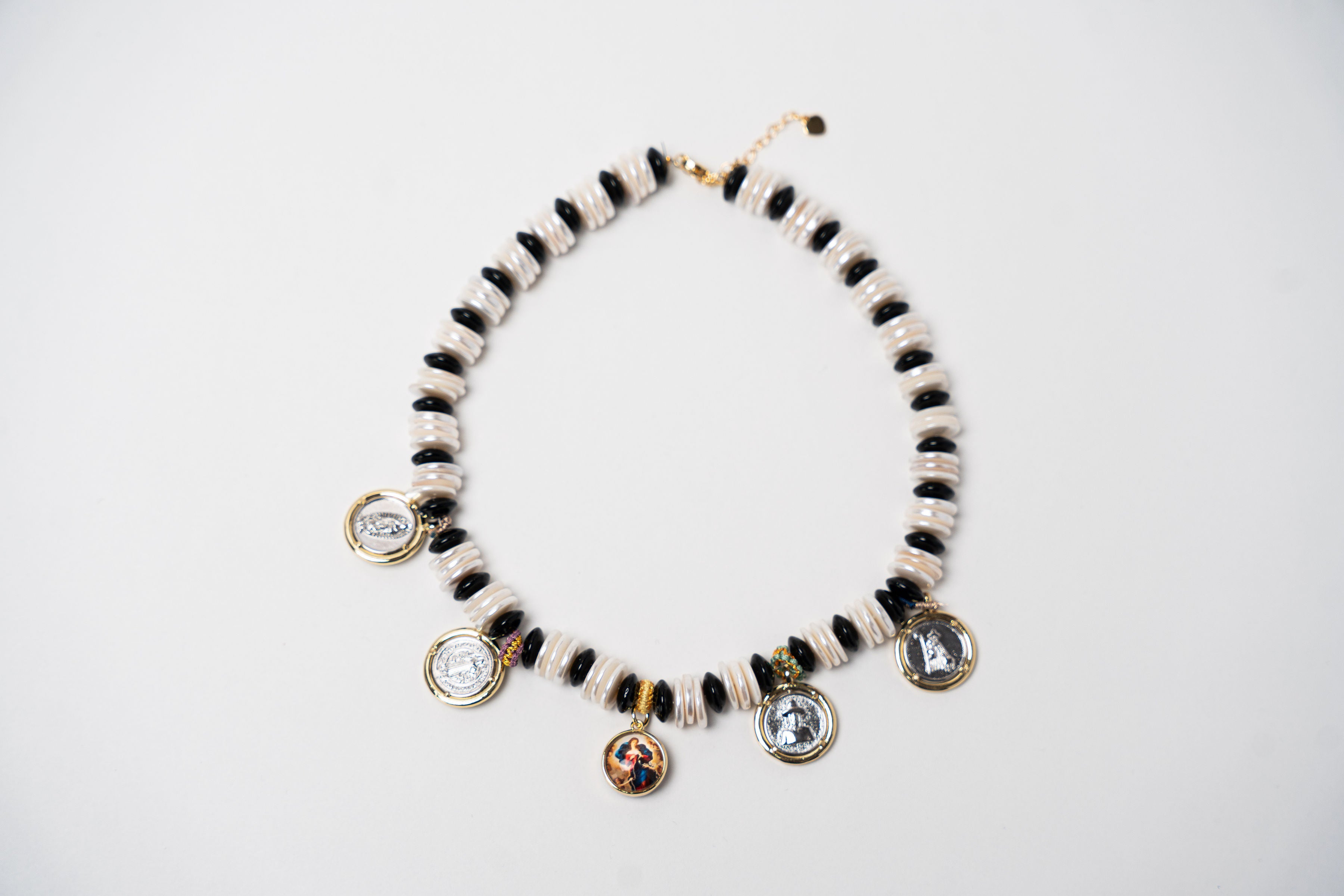 COLLAR CORTO AROS PERLAS VARIAS MEDALLAS