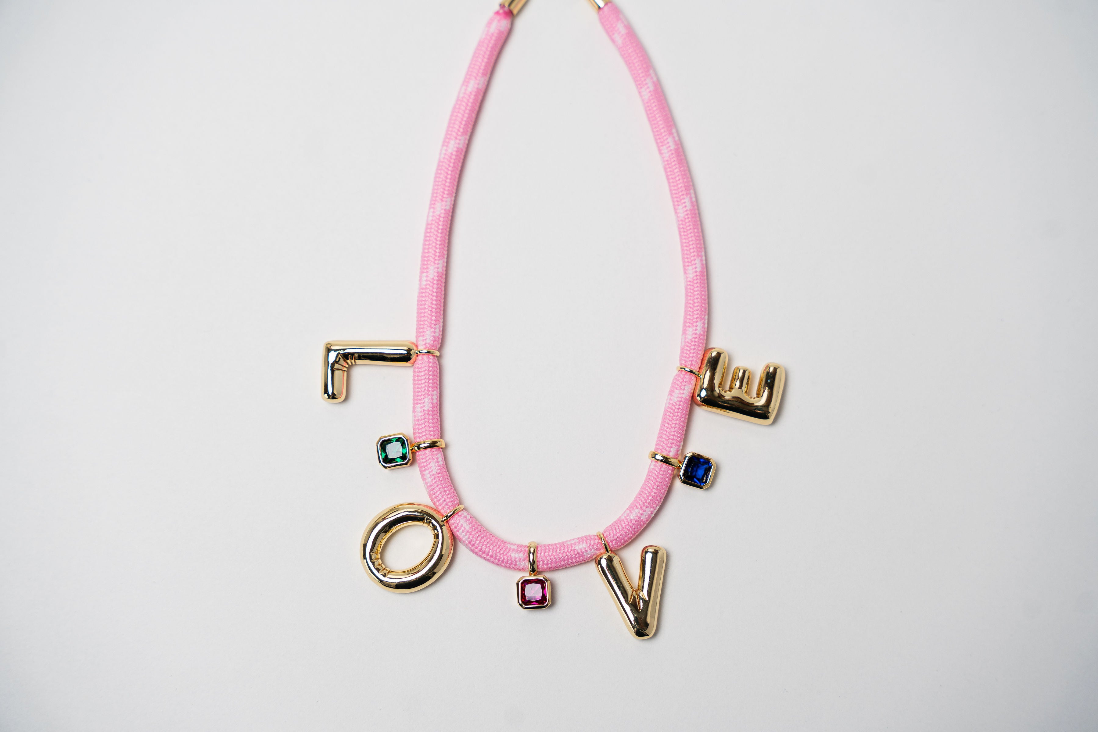 COLLAR CORDÓN LOVE DORADO