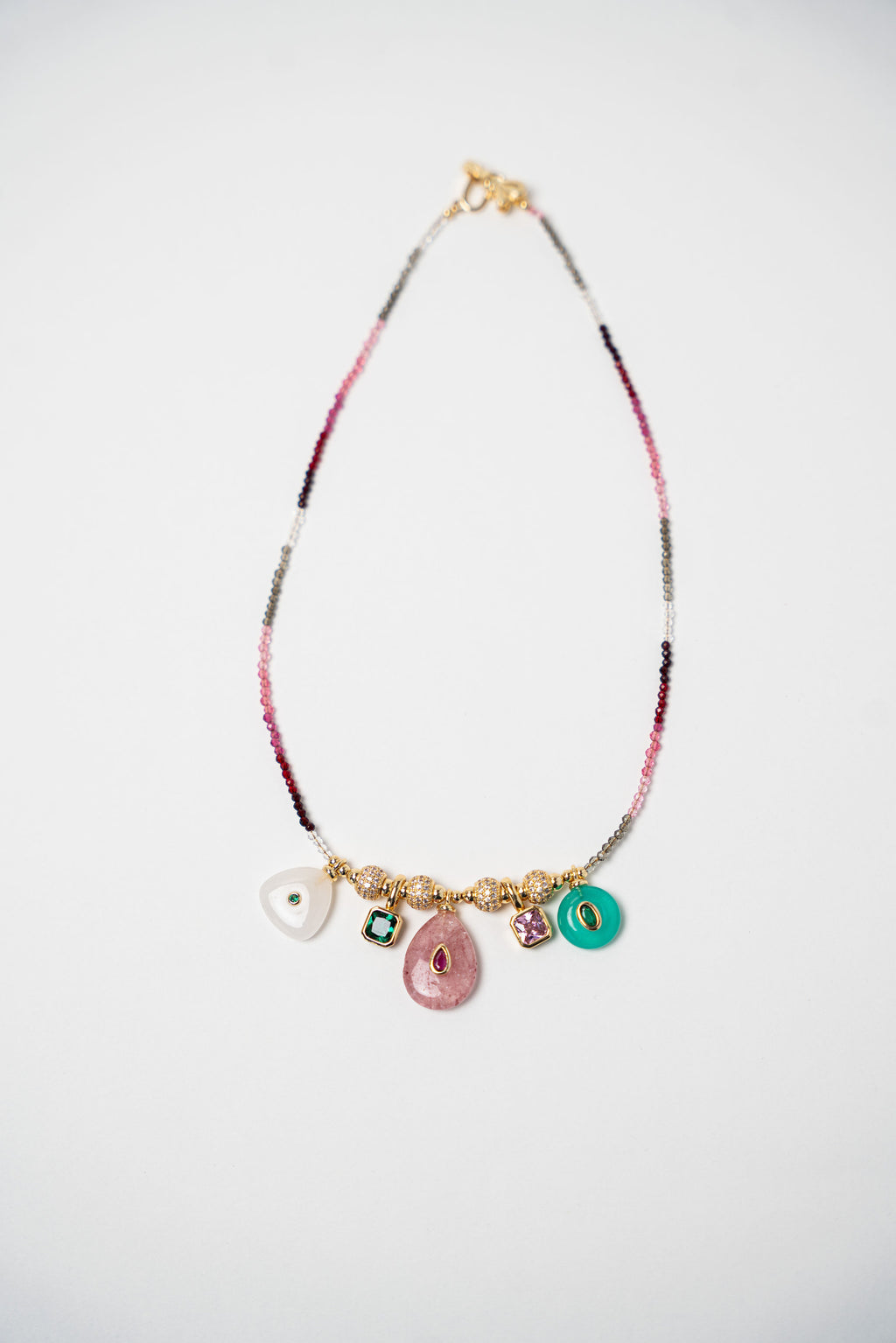 COLLAR PIEDRITAS DIJE DORADOS Y PIEDRAS