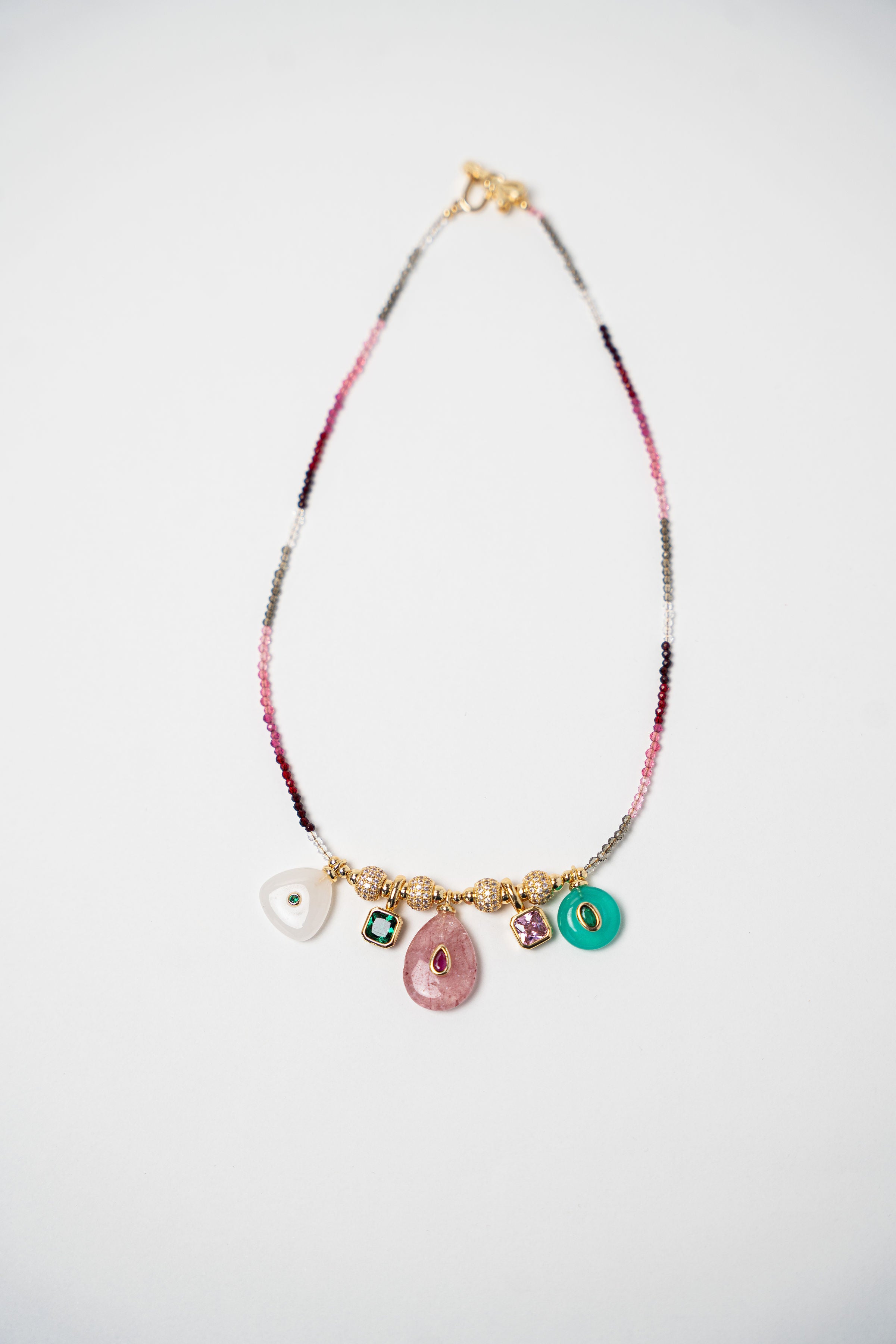 COLLAR PIEDRITAS DIJE DORADOS Y PIEDRAS