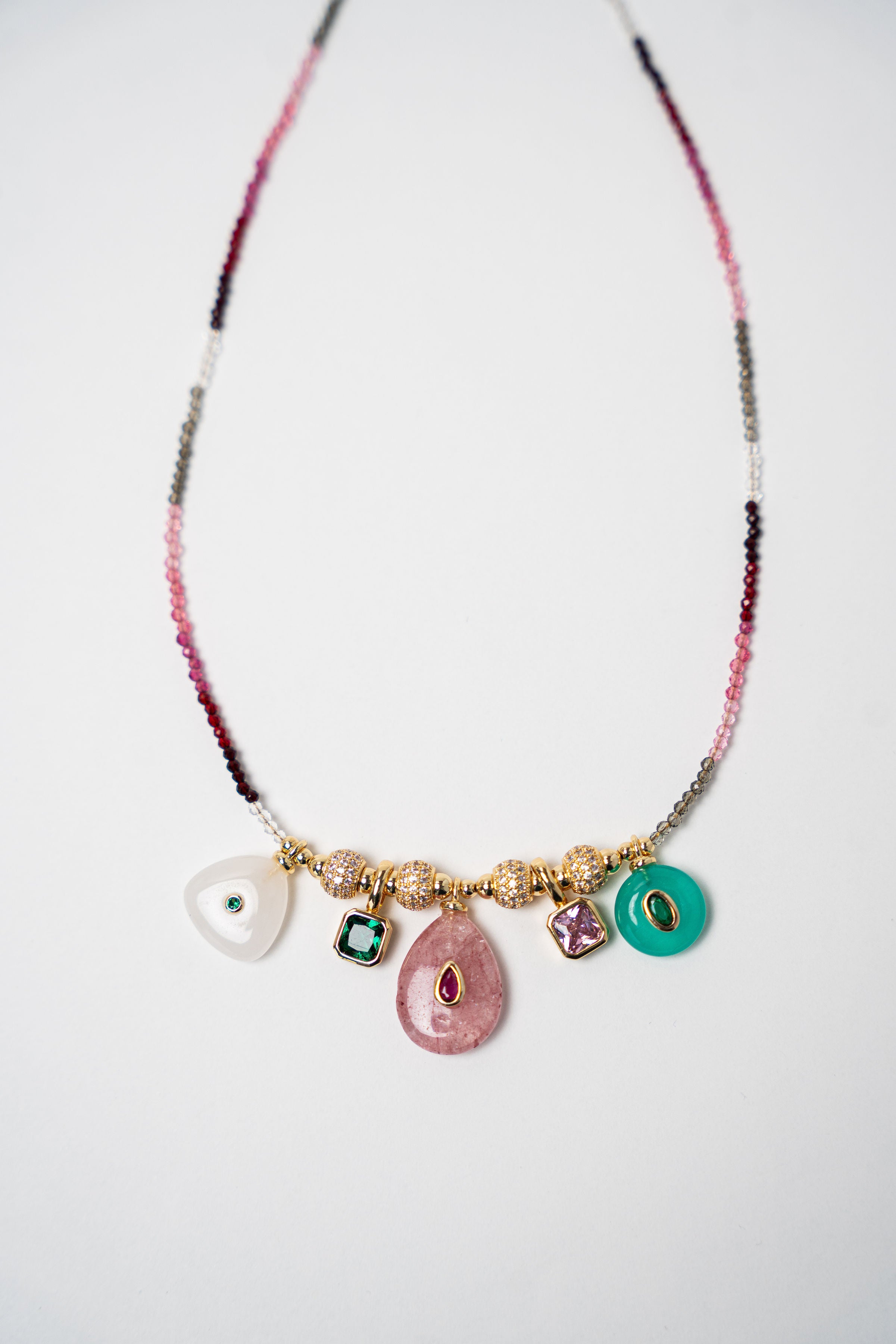 COLLAR PIEDRITAS DIJE DORADOS Y PIEDRAS