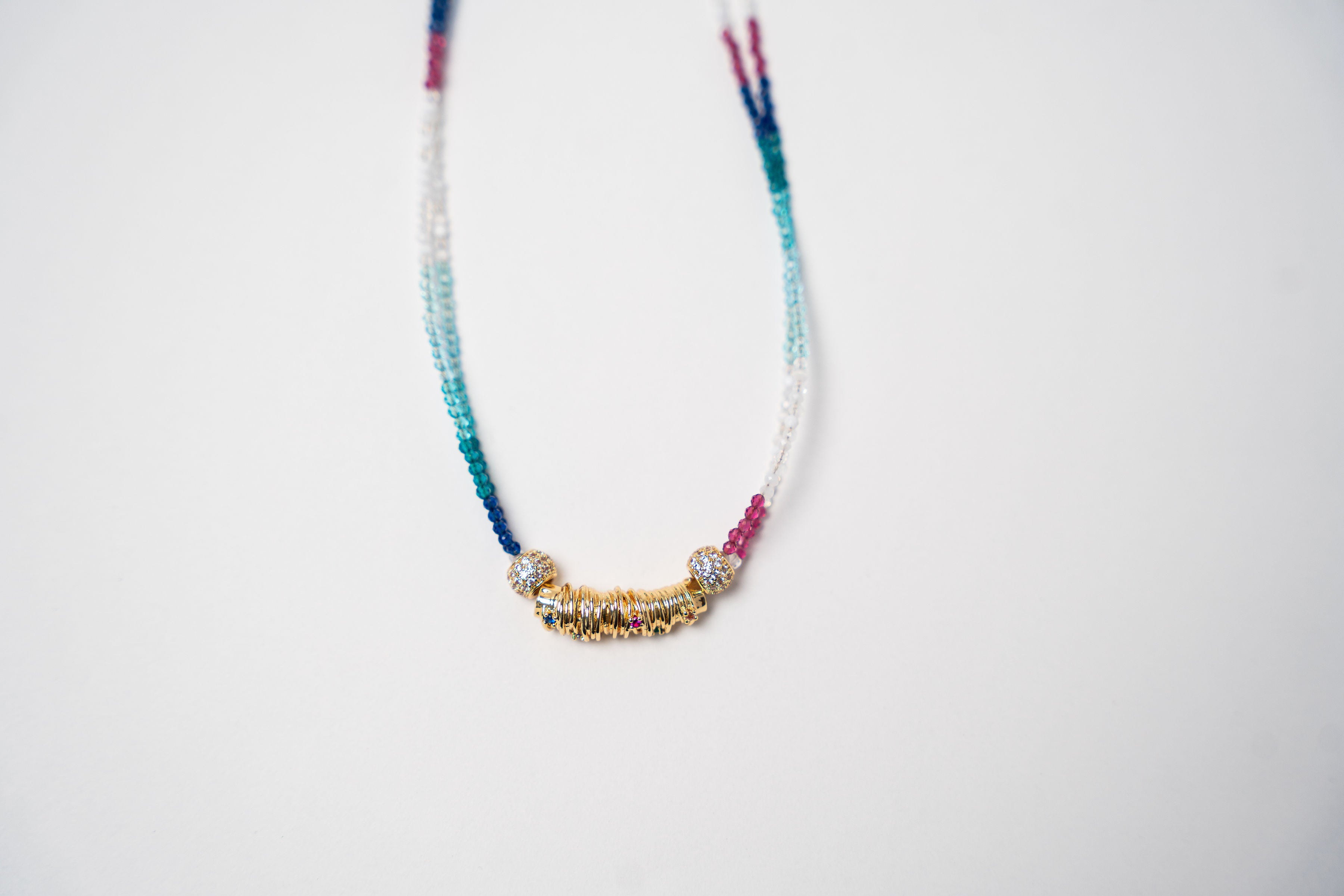 COLLAR CORTO PIEDRITAS UN DIJE DORADO