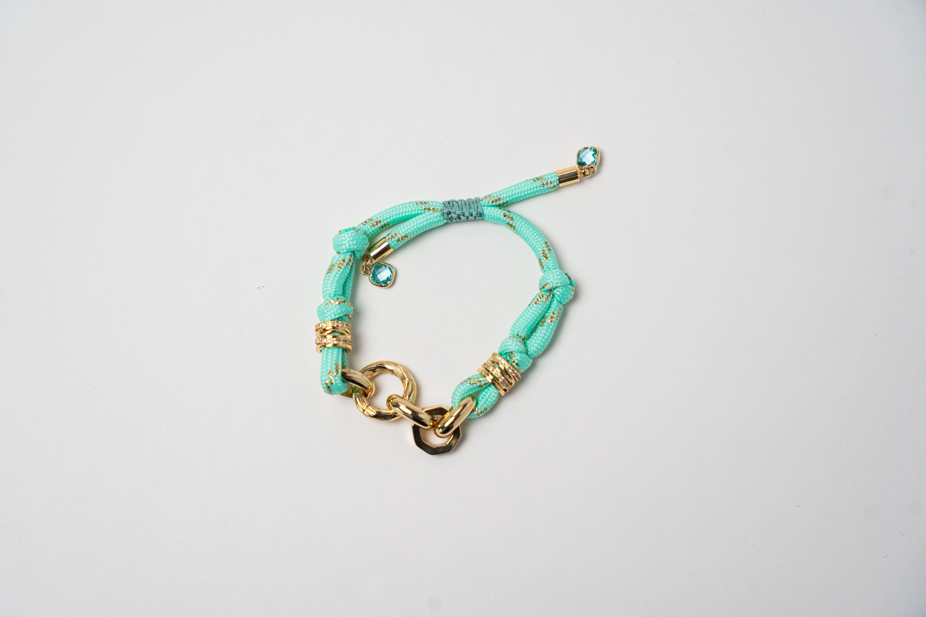PULSERA CORDÓN AROS DORADOS