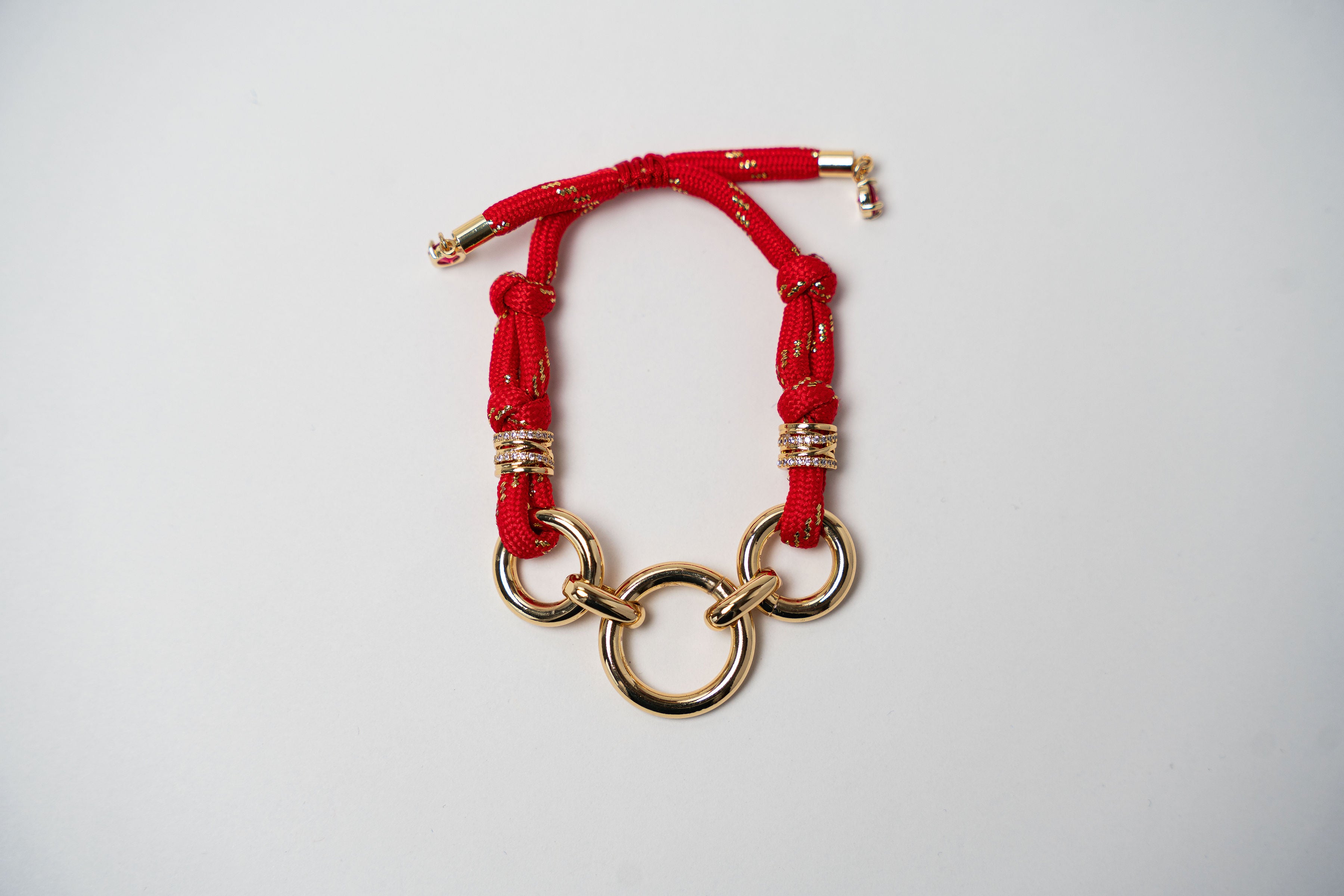 PULSERA CORDÓN AROS DORADOS