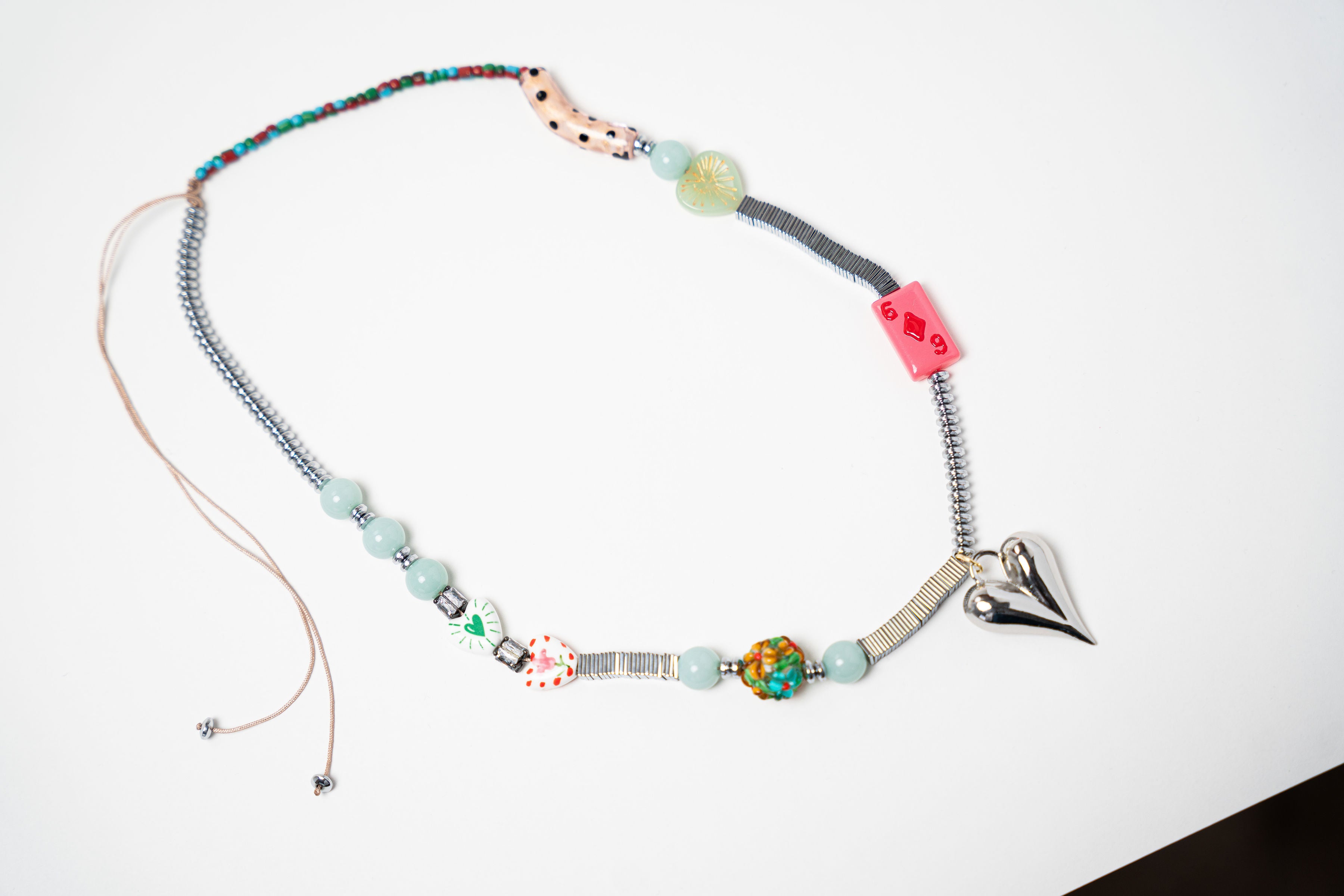 COLLAR LARGO PIEDRAS CORAZÓN PLATEADO