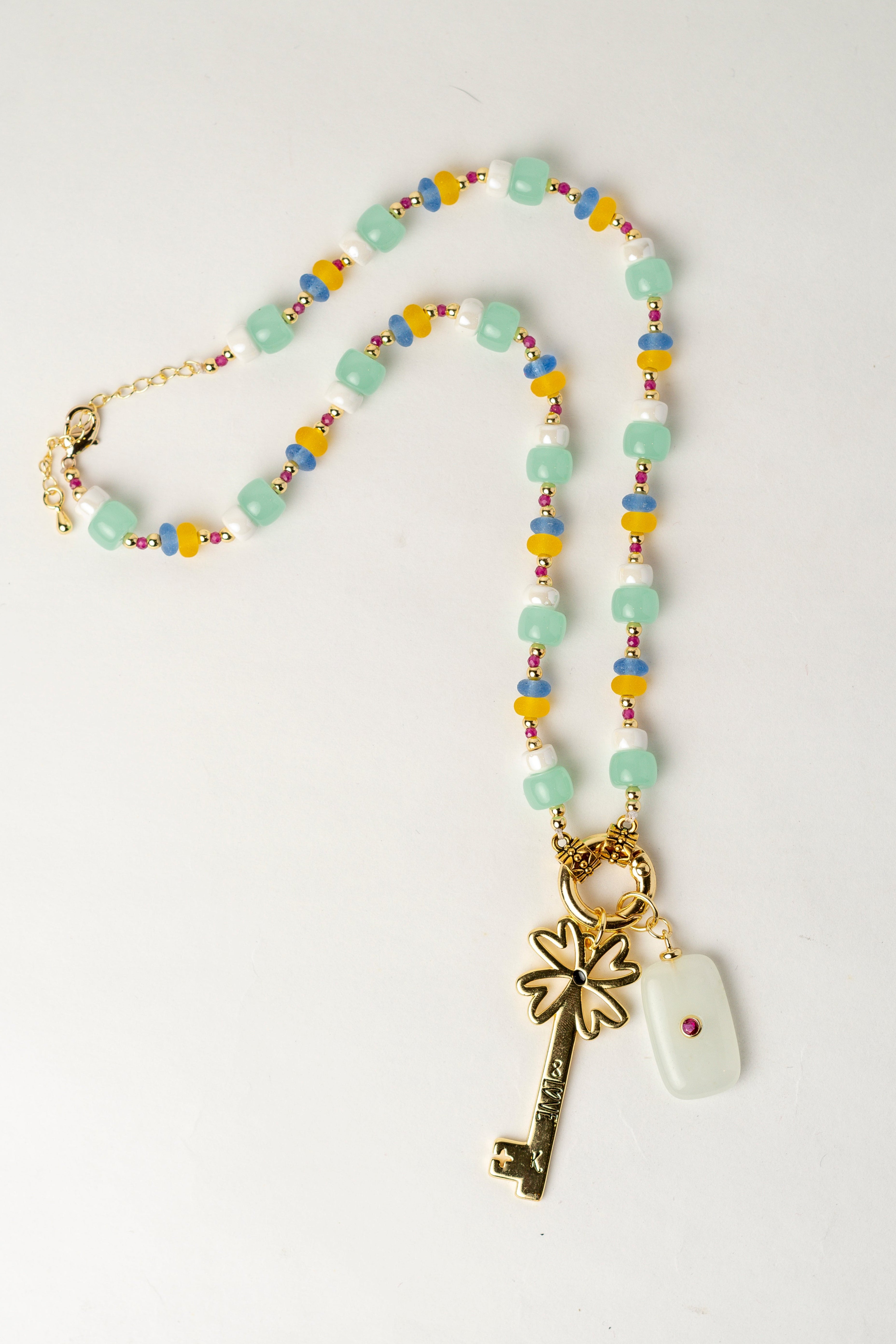 COLLAR DE PIEDRA CON LLAVE